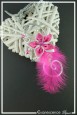 bracelet-en-aluminium-margot-couleur-blanc-et-fuchsia-modele-plumes-sur-fond-noir