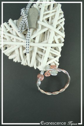 bracelet-en-aluminium-horus-couleur-argent-et-rose-pale-sur-fond-noir