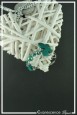 bracelet-en-fil-cable-becky-couleur-argent-et-vert-emeraude-sur-fond-noir