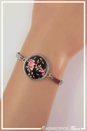 bracelet-cabochon-fleur-de-cerisier-couleur-noir-et-rose-porte