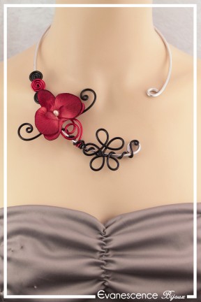 collier-en-aluminium-poupy-couleur-noir-et-rouge-porte