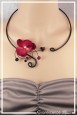 collier-en-aluminium-fada-couleur-noir-et-rouge-porte