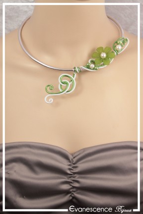 collier-en-aluminium-nicolai-couleur-blanc-et-vert-anis-porte