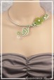 collier-en-aluminium-nicolai-couleur-blanc-et-vert-anis-porte