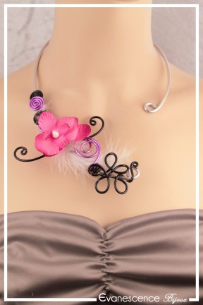 collier-en-aluminium-poupy-couleur-noir-et-fuchsia-modele-plumes-porte