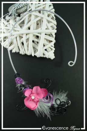 collier-en-aluminium-poupy-couleur-noir-et-fuchsia-modele-plumes-sur-fond-noir