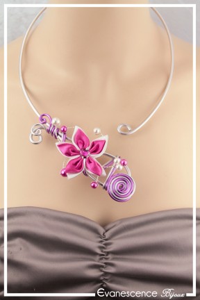 collier-en-aluminium-tanga-couleur-blanc-et-fuchsia-porte