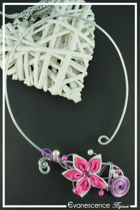 collier-en-aluminium-tanga-couleur-blanc-et-fuchsia-sur-fond-noir