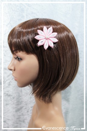 pince-a-cheveux-litchi-couleur-rose-clair-et-blanc-porte