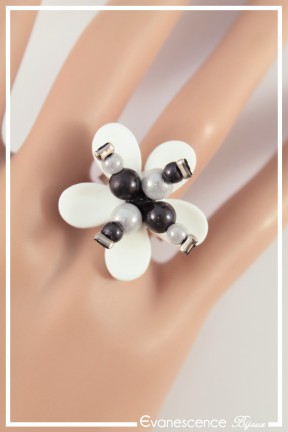 bague-reglable-avec-support-vanille-couleur-noir-et-blanc-portee-zoom