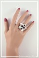 bague-reglable-avec-support-vanille-couleur-noir-et-blanc-portee