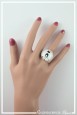 bague-reglable-cabochon-chat-couleur-blanc-et-noir-portee