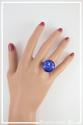 bague-reglable-cabochon-foil-couleur-bleu-roi-portee