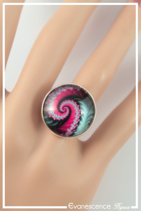 bague-reglable-cabochon-spirales-couleur-fuchsia-noir-et-vert-portee-zoom