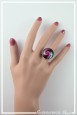 bague-reglable-cabochon-spirales-couleur-fuchsia-noir-et-vert-portee