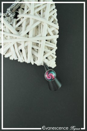 bague-reglable-cabochon-spirales-couleur-fuchsia-noir-et-vert-sur-fond-noir