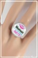 bague-reglable-cabochon-maman-elle-est-trop-chouette-couleur-blanc-et-fuchsia-portee-zoom