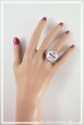 bague-reglable-cabochon-maman-elle-est-trop-chouette-couleur-blanc-et-fuchsia-portee