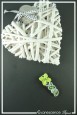 barrette-en-aluminium-zola-couleur-blanc-et-vert-sur-fond-noir