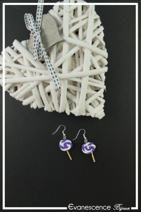 boucles-d-oreilles-en-fimo-lollipop-couleur-violet-sur-fond-noir