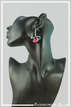 boucles-d-oreilles-en-metal-cracotte-couleur-argent-et-rouge-portees