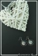 boucles-d-oreilles-creoles-fiona-couleur-blanc-et-rouge-sur-fond-noir