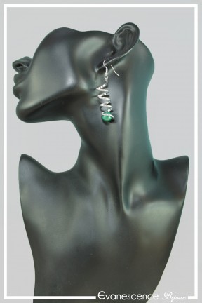 boucles-d-oreilles-avec-une-spirale-mimine-couleur-vert-turquoise-et-argent-portees