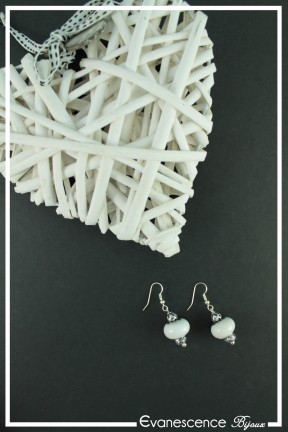 boucles-d-oreilles-sur-clous-calisson-couleur-argent-et-blanc-sur-fond-noir