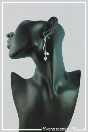 boucles-d-oreilles-en-metal-phoebe-couleur-vert-anis-et-argent-portees