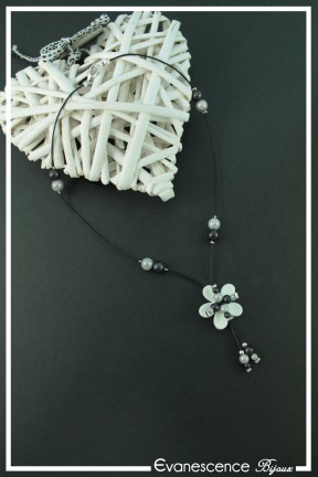 collier-en-coton-cire-vanille-couleur-noir-et-blanc-sur-fond-noir