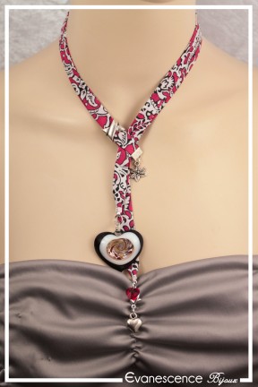 collier-en-tissu-kiki-couleur-noir-rouge-et-blanc-porte