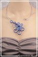 collier-en-aluminium-lili-couleur-argent-et-bleu-roi-porte