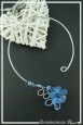 collier-en-aluminium-lili-couleur-argent-et-bleu-roi-sur-fond-noir