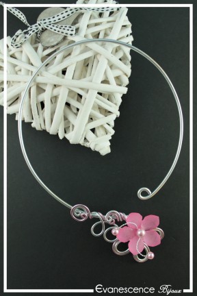 collier-en-aluminium-lili-couleur-argent-et-rose-sur-fond-noir