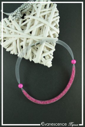 collier-en-resille-frimousse-couleur-gris-et-fuchsia-sur-fond-noir