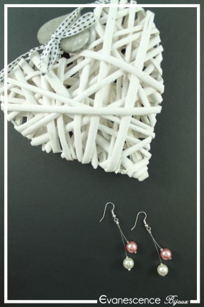 boucles-d-oreilles-en-fil-cable-dante-couleur-rose-et-blanc-sur-fond-noir