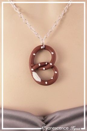 pendentif-en-fimo-bretzel-en-fimo-couleur-marron-et-blanc-zoom-porte