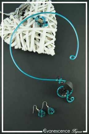 parure-de-bijoux-marylin-couleur-turquoise-et-noir-sur-fond-noir