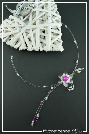 collier-en-fil-cable-gabi-couleur-blanc-et-fuchsia-sur-fond-noir