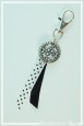 joli-porte-cles-ou-bijou-de-sac-decor-arabesque-couleur-noir-et-blanc