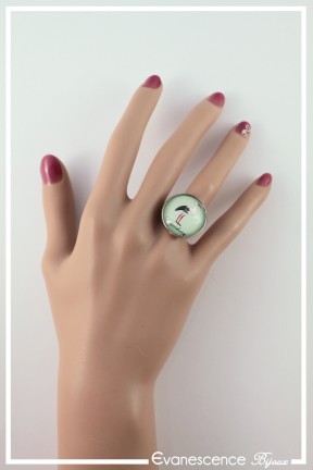 bague-reglable-cabochon-cigogne-eguisheim-couleur-vert-et-blanc-portee