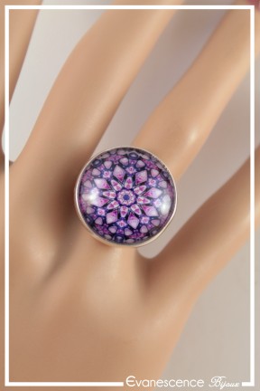 bague-reglable-cabochon-mandala-couleur-violet-et-blanc-portee-zoom