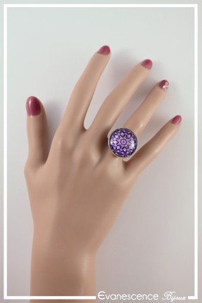 bague-reglable-cabochon-mandala-couleur-violet-et-blanc-portee