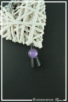 bague-reglable-cabochon-mandala-couleur-violet-et-blanc-sur-fond-noir