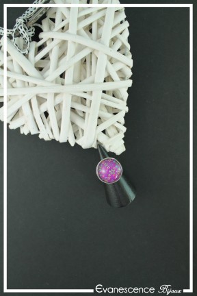 bague-reglable-cabochon-etoile-couleur-fuchsia-sur-fond-noir