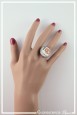 bague-reglable-cabochon-i-bretzel-eguisheim-couleur-blanc-et-noir-portee