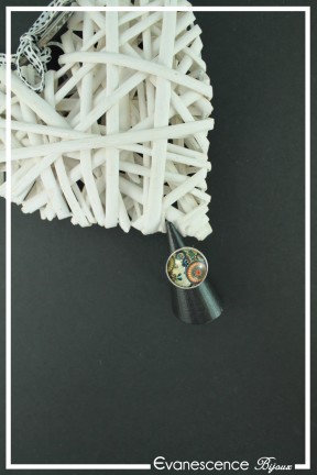 bague-reglable-cabochon-roue-et-cachemire-couleur-noir-et-blanc-sur-fond-noir