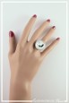 bague-reglable-cabochon-chat-qui-s-etire-couleur-blanc-et-noir-portee