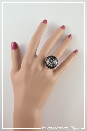 bague-reglable-cabochon-mandala-m2-couleur-noir-et-blanc-portee