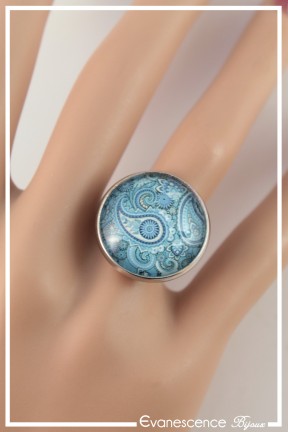 bague-reglable-cabochon-cachemire-couleur-bleu-et-blanc-portee-zoom